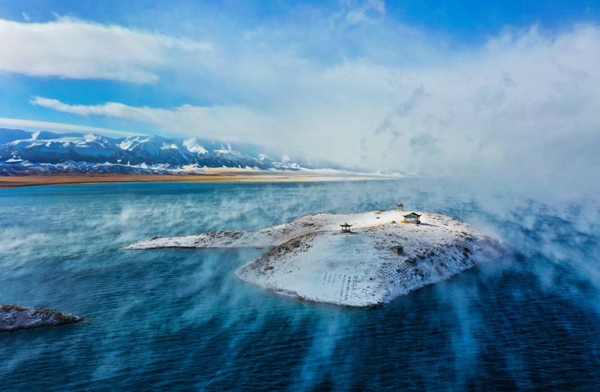 Poetico e pittoresco: nebbia e marea si incontrano sul lago Sayram dello Xinjiang 