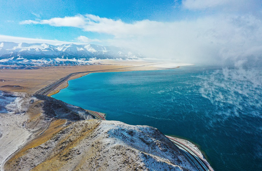 Poetico e pittoresco: nebbia e marea si incontrano sul lago Sayram dello Xinjiang 