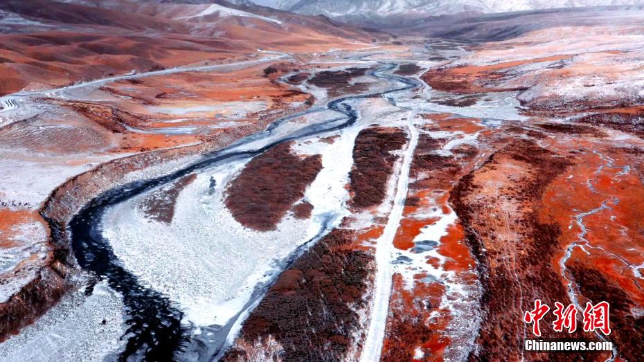 Pittoresco panorama invernale nelle montagne Qilian