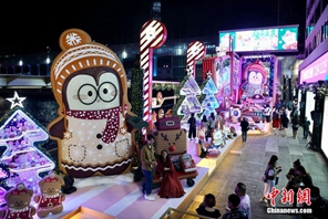 Si accendono le illuminazioni natalizie del "Christmas Terminal" all'Harbour City di Hong Kong