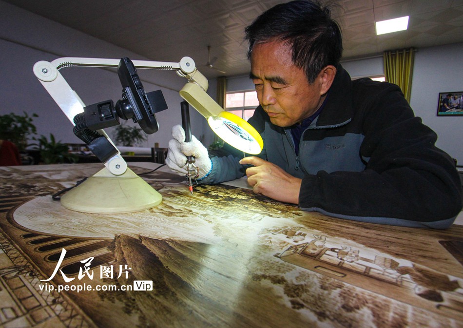 Nanyang, provincia dello Henan: dipinti pirografici del patrimonio culturale immateriale. (Quotidiano del Popolo Online/Gao Song)