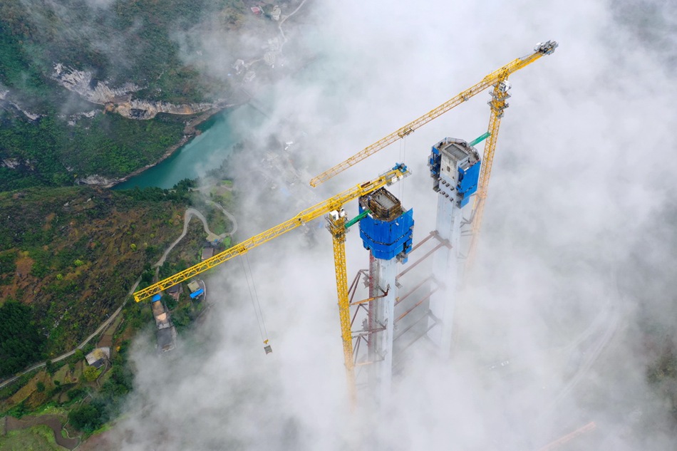 Guizhou: Completa la Torre Principale del Ponte sul Fiume Tongzi per l'autostrada Jinrentong