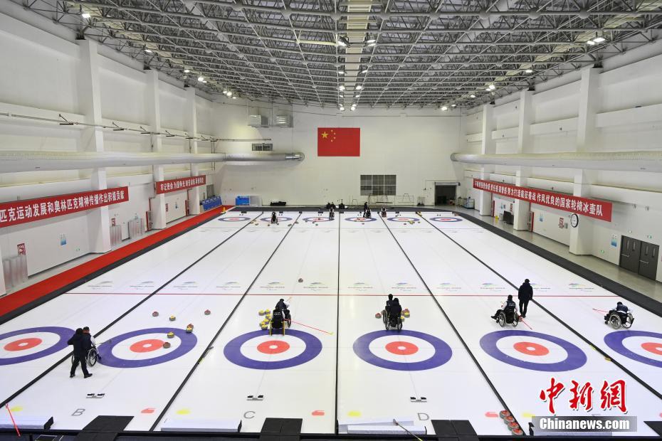 Visita alle squadre paralimpiche cinesi di hockey su ghiaccio e curling in preparazione dei Giochi Paralimpici Invernali