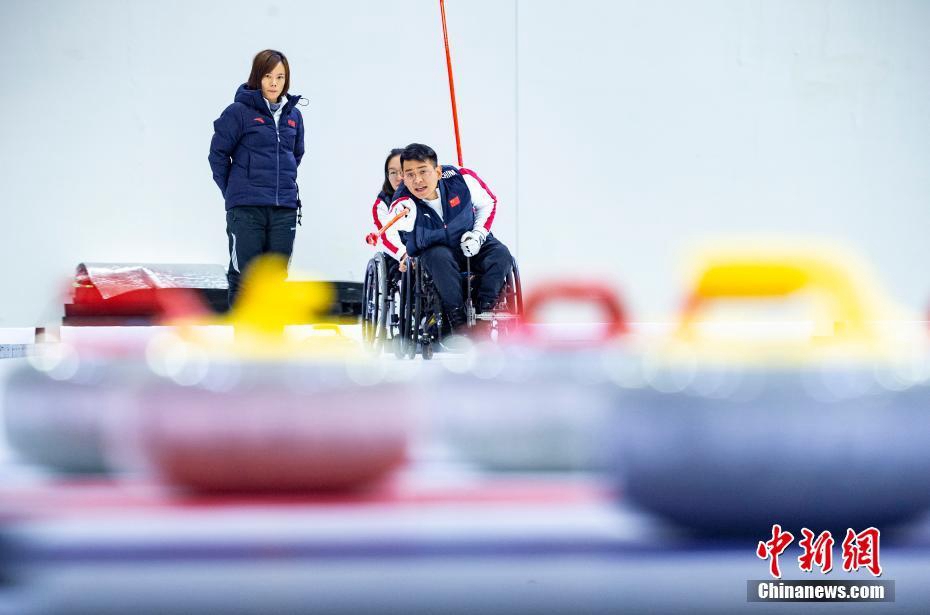 Visita alle squadre paralimpiche cinesi di hockey su ghiaccio e curling in preparazione dei Giochi Paralimpici Invernali