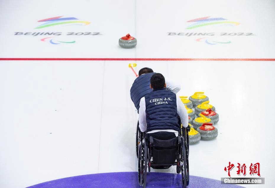 Visita alle squadre paralimpiche cinesi di hockey su ghiaccio e curling in preparazione dei Giochi Paralimpici Invernali