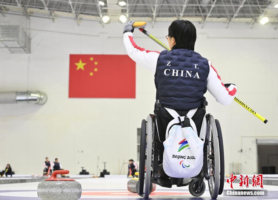 Visita alle squadre paralimpiche cinesi di hockey su ghiaccio e curling in preparazione dei Giochi Paralimpici Invernali