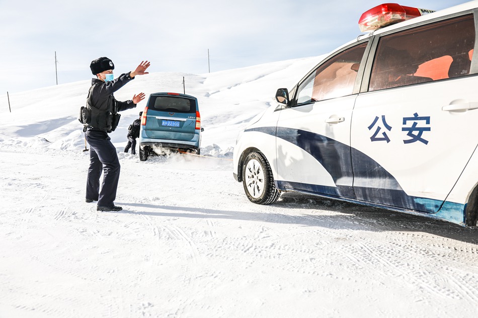 Fuyun, Xinjiang: soccorso urgente nel mare di neve