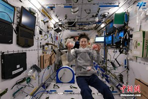 L'astronauta cinese Wang Yaping: un "ballo" in orbita