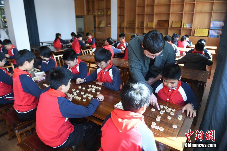 Studenti di Shangpan si concentrano nel gioco degli scacchi cinesi durante una lezione. (China News Service/Wang Gang)