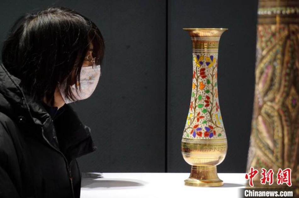 Cittadina visita la mostra. (1 dicembre 2021 – China News Service/Zhang Yuan)