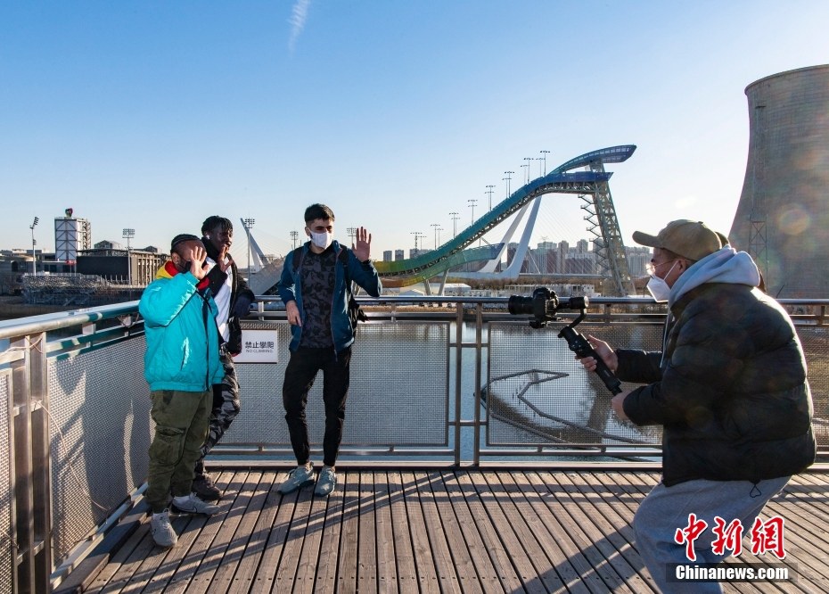 Studenti stranieri in Cina sperimentano l'atmosfera delle Olimpiadi invernali di Beijing 2022