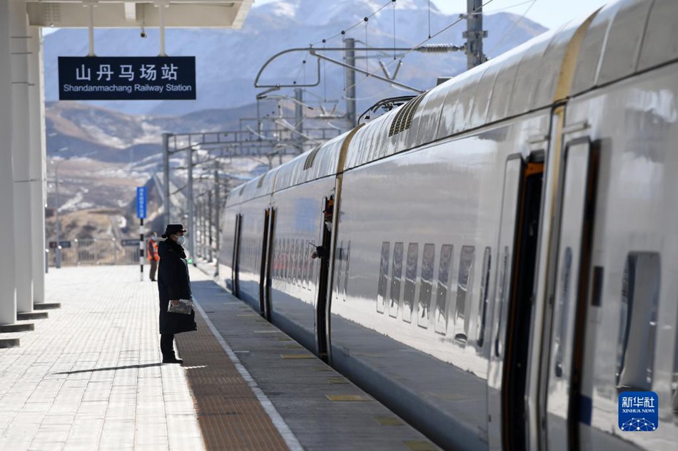 Ferrovia ad alta velocità fa diventare un allevamento di cavalli millenario ai piedi delle montagne Qilian un'attrazione turistica  