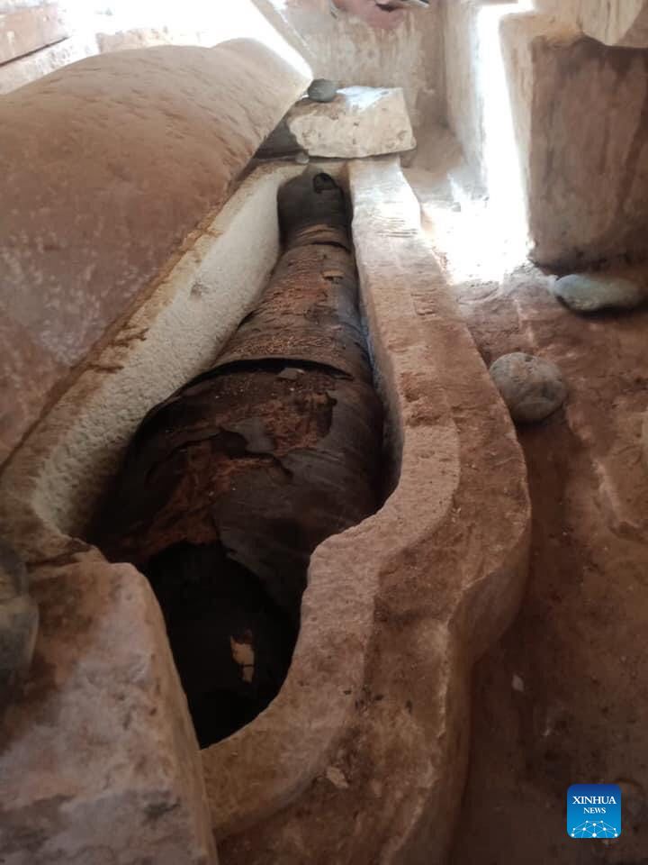 Un sarcofago in pietra calcarea in un'antica tomba nel Governatorato di Minya, in Egitto. (Ministero del Turismo e delle Antichità egiziano/Xinhua)