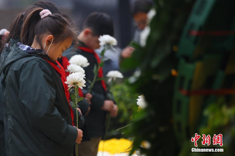 Giornata Nazionale della Memoria del massacro di Nanjing: studenti delle scuole elementari porgono i loro omaggi alle vittime