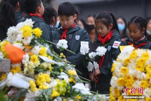 Giornata Nazionale della Memoria del massacro di Nanjing: studenti delle scuole elementari porgono i loro omaggi alle vittime