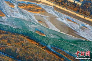 Fiume Kaidu dello Xinjiang: un paesaggio mozzafiato di ghiaccio e acqua