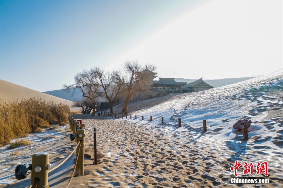 Dunhuang: il Lago della Luna Crescente dopo la nevicata