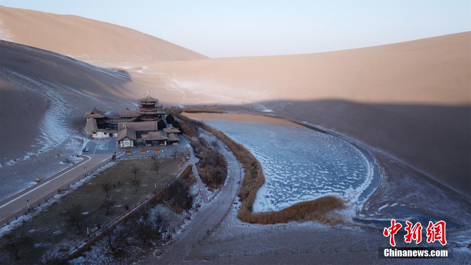 Dunhuang: il Lago della Luna Crescente dopo la nevicata