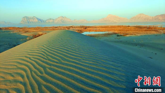 Xinjiang: un paesaggio spettacolare d'inverno del Lago Yong'an