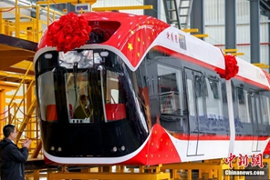 Primo treno sopraelevato a levitazione magnetica della Cina a Wuhan