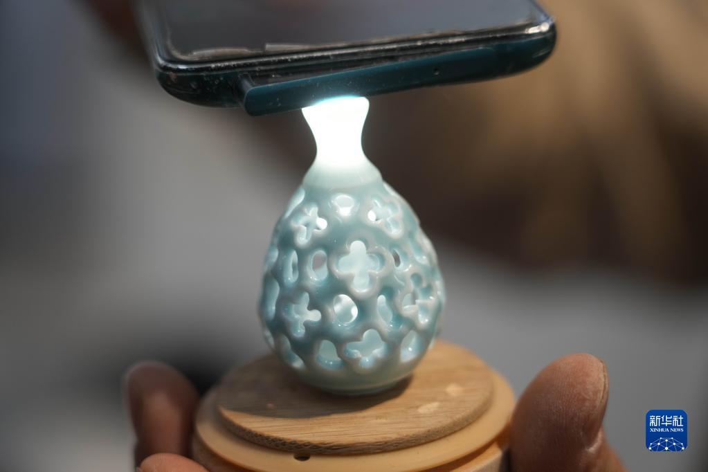 Jingdezhen, artigiano dedicato alle miniature in ceramica