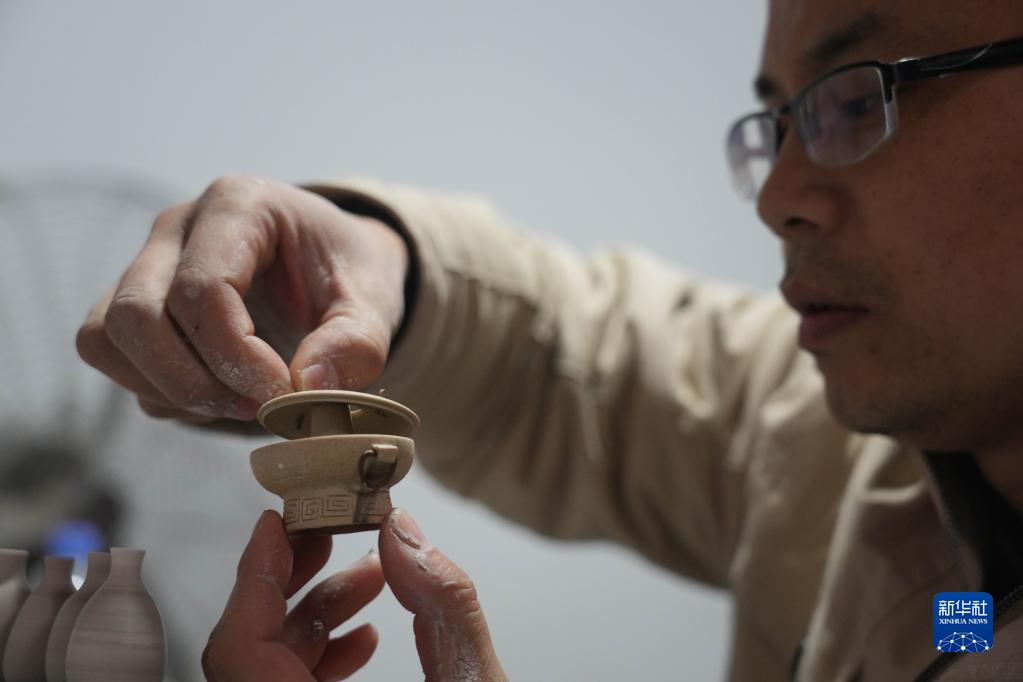 Jingdezhen, artigiano dedicato alle miniature in ceramica