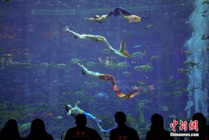 Il primo spettacolo competitivo delle sirene cinesi prende il via a Sanya