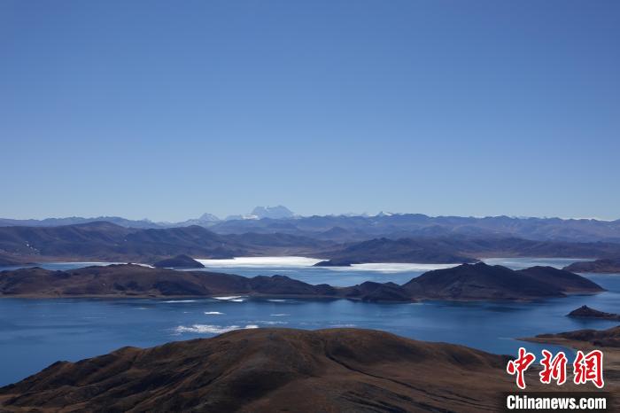 Inverno, il Lago Yamdrok è pittoresco 