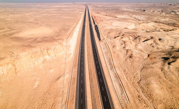 Aperta al traffico la prima autostrada nel deserto dello Xinjiang