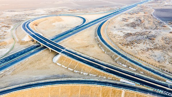 Aperta al traffico la prima autostrada nel deserto dello Xinjiang
