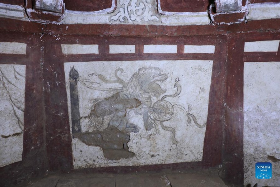 Antica tomba con pitture murali di preghiera scavata nello Shanxi