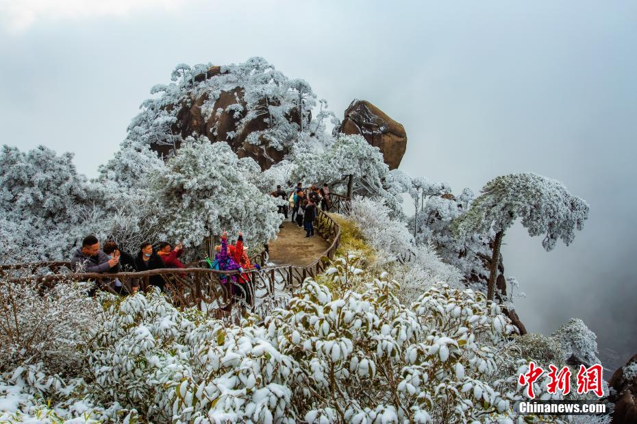 Jiangxi: fotografia aerea del monte di Sanqingshan innevato