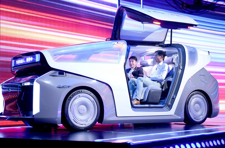 Robin Li (a destra), cofondatore e CEO di Baidu, sperimenta l'interno di una robocar a guida autonoma. (Foto fornita a China Daily)