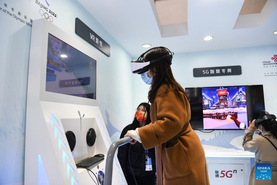 Una visitatrice sperimenta un gioco VR basato sulle Olimpiadi Invernali di Beijing 2022 alla 23a China Hi-Tech Fair (CHTF) a Shenzhen, nella provincia meridionale del Guangdong. (27 dicembre 2021 - Xinhua/Liang Xu)