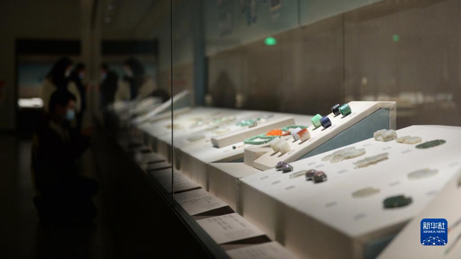 Il pubblico ammira gli oggetti in giada al Museo di Changsha. (28 dicembre 2021- Xinhua/Chen Zhenhai)