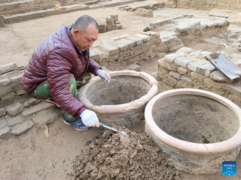 Un archeologo lavora in un'antica distilleria dissotterrata nel distretto Taocheng di Hengshui, nella provincia dello Hebei, Cina del nord. (16 novembre 2021 – Xinhua)