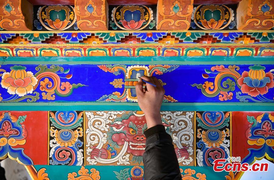 Un artigiano di una cooperativa decora una casa in stile tradizionale tibetano a Lhasa, capoluogo della regione autonoma del Tibet, Cina sud-occidentale. (28 dicembre 2021 - China News Service)
