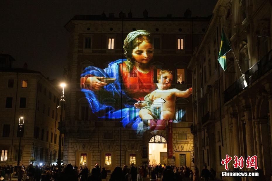 Roma: dipinti rinascimentali proiettati sulla piazza