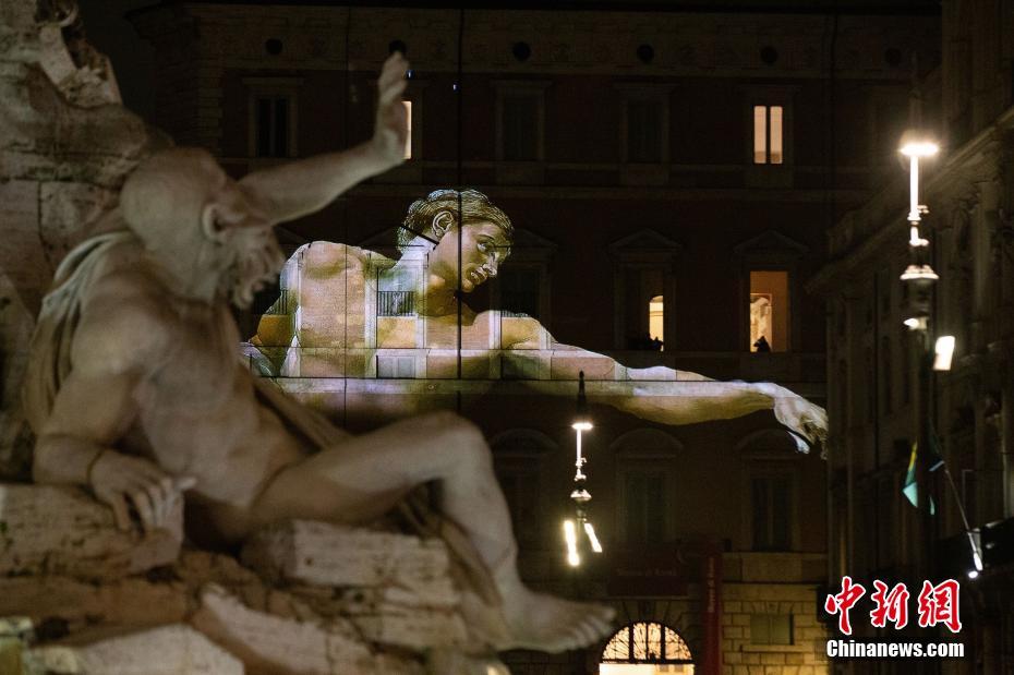Roma: dipinti rinascimentali proiettati sulla piazza