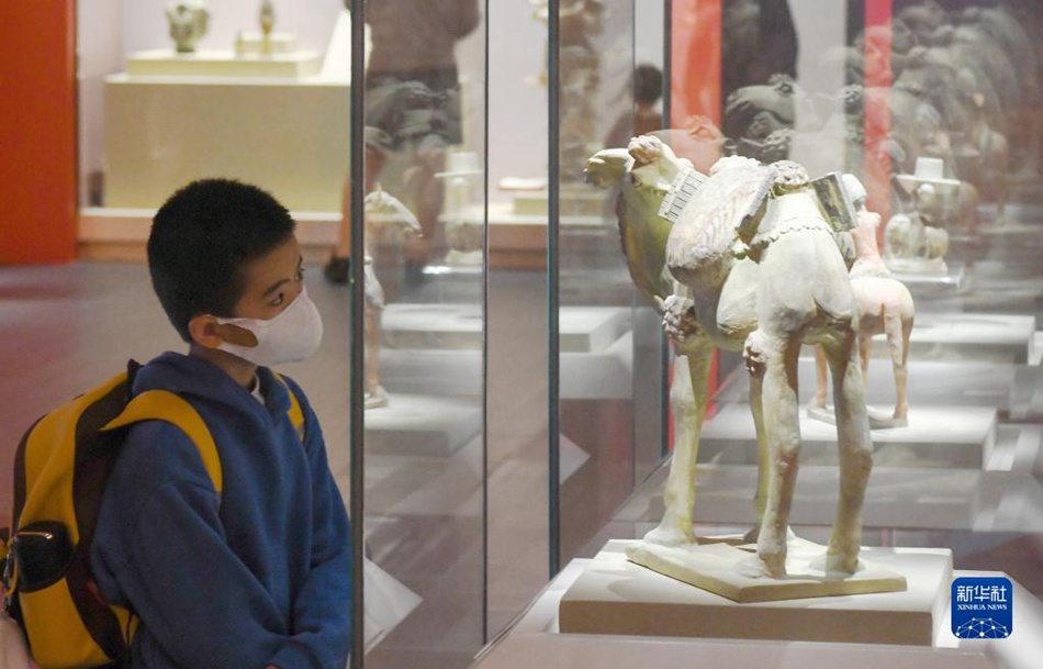 Il pubblico visita la mostra "Gioia Infinita - reperti culturali di Chang'an della Dinastia Tang" presso il Museo Provinciale di Hainan. (2 gennaio 2022 – Xinhua/Yang Guanyu)