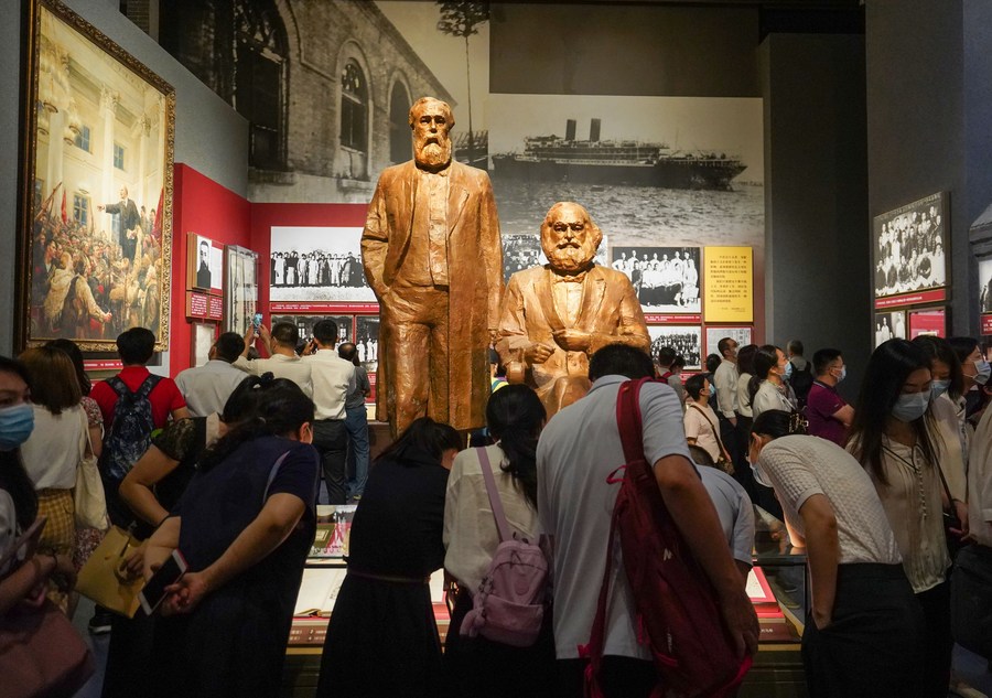 La gente visita il Museo del Partito Comunista Cinese (PCC) a Beijing. (15 luglio 2021 -Xinhua/Chen Yehua)