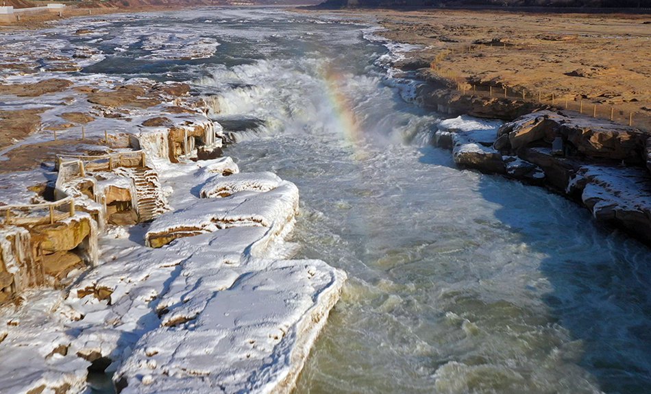 Yan'an, Shaanxi: ghiaccio alla deriva alla cascata Hukou sul fiume Giallo