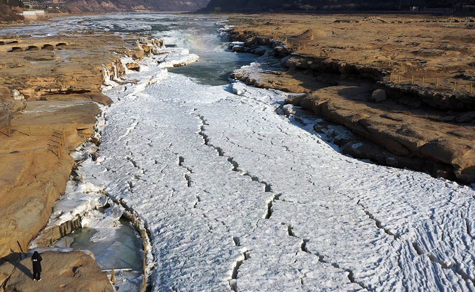 Yan'an, Shaanxi: ghiaccio alla deriva alla cascata Hukou sul fiume Giallo