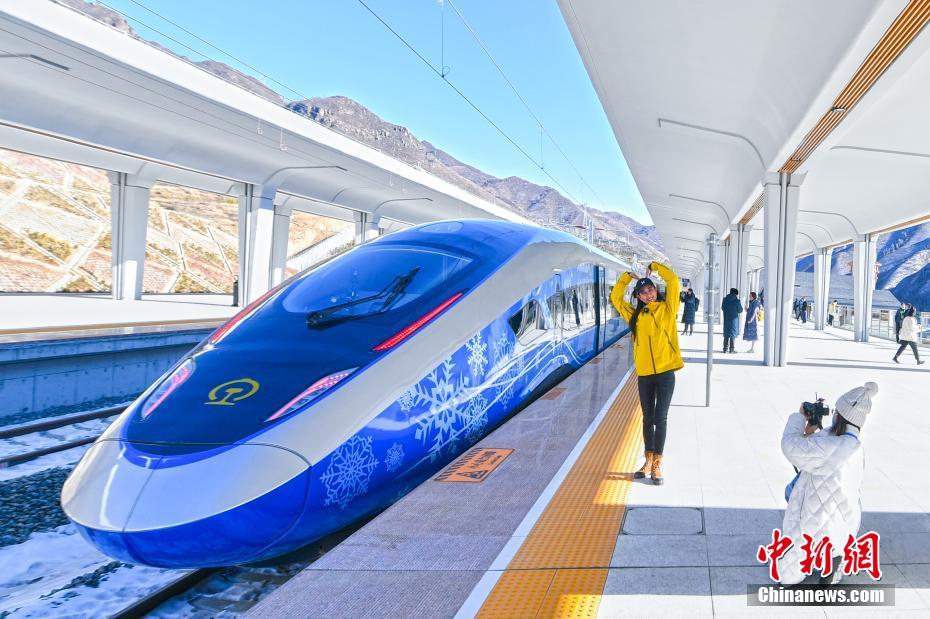 Versione olimpica dell'EMU intelligente Fuxing in servizio sulla ferrovia ad alta velocità Beijing-Zhangjiakou 