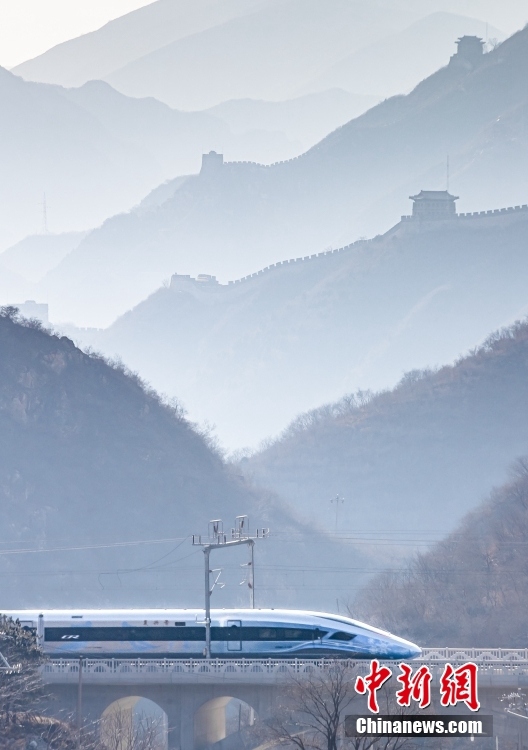Versione olimpica dell'EMU intelligente Fuxing in servizio sulla ferrovia ad alta velocità Beijing-Zhangjiakou 