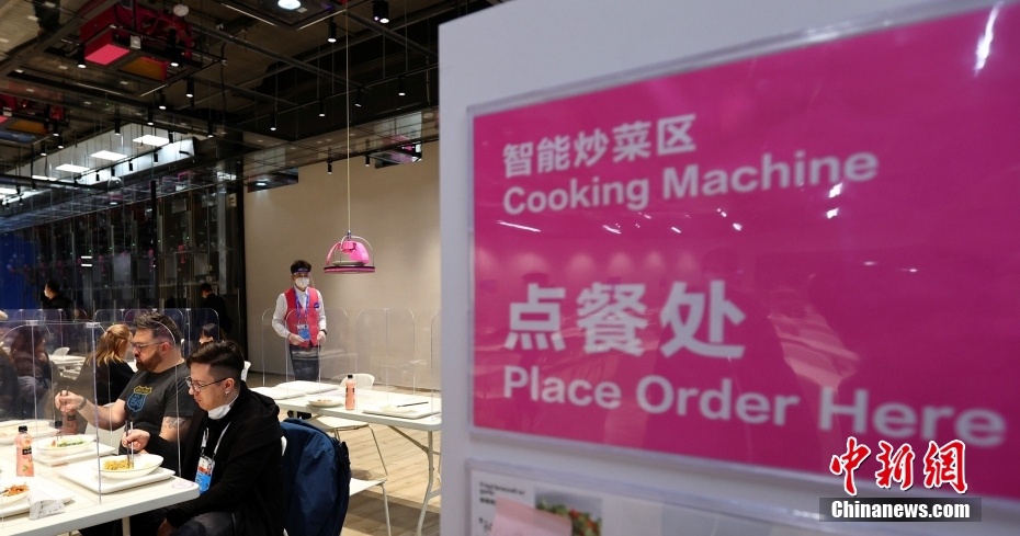 Il ristorante del main media center dei Giochi Olimpici Invernali di Beijing offre servizio intelligente