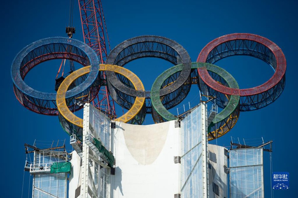 Torre dei cerchi olimpici eretta a Beijing