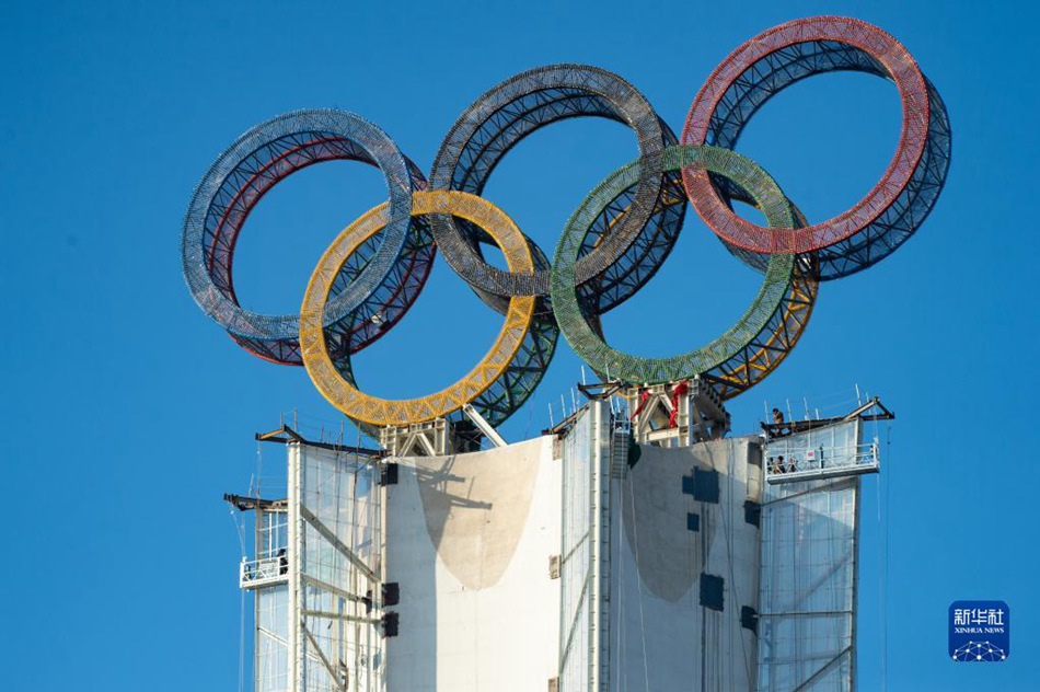 Torre dei cerchi olimpici eretta a Beijing