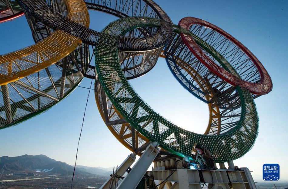 Torre dei cerchi olimpici eretta a Beijing