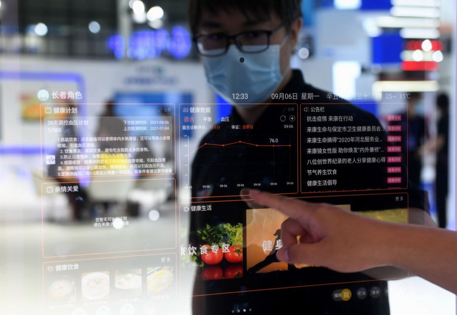 Un membro del personale mostra uno specchio intelligente presso la China International Digital Economy Expo 2021 a Shijiazhuang, nella provincia dello Hebei, Cina settentrionale. (7 settembre 2021 - Xinhua/Wang Xiao)